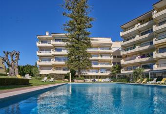 Parque Mourabel, O  sis Village & P   do Lago allows 18 year olds to book a room