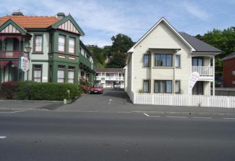 Sahara Motels allows 18 year olds to book a room