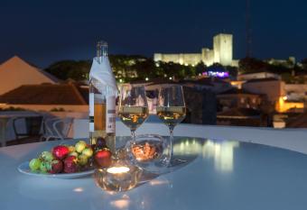 Porta da Arr  bida Suites allows 18 year olds to book a room