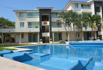 Zenharmony Suites has rooms with a private hot tub