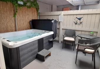 Dunedin Palms Motel has rooms with a private hot tub