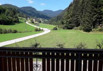 Simnovi apartmaji - surrounded by nature has Balcony rooms