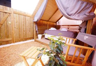 Lemon Tree Urban Camping allows 18 year olds to book a room