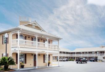 Super 8 by Wyndham Foley has Smoking rooms