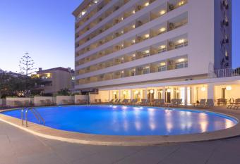 Carcavelos Beach Hotel allows 18 year olds to book a room