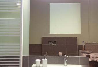 Holiday House Viola has rooms with a private hot tub