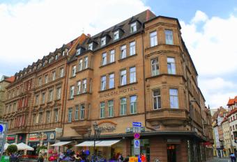 Gideon Hotel allows 18 year olds to book a room