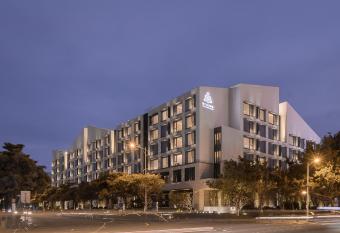 Joyze Hotel Xiamen, Curio Collection By Hilton allows 18 year olds to book a room