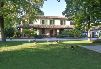 La casa di Pilar allows 18 year olds to book a room