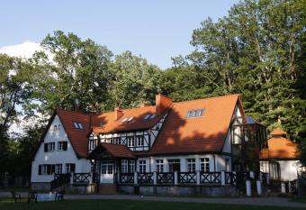 Le  nicz  wka Nibork allows 18 year olds to book a room