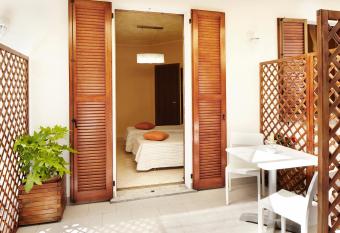 BeB I PORTICI has rooms with a private hot tub