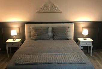 Le Clos M  dicis allows 18 year olds to book a room