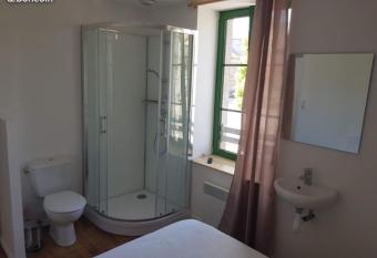 CHAMBRES / BEDROOM allows 18 year olds to book a room