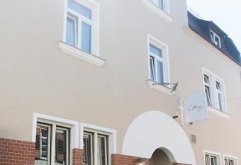 Cottage Rheingau Hotel has Balcony rooms