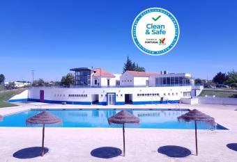 Aldeamento Tur  stico de Palmela allows 18 year olds to book a room