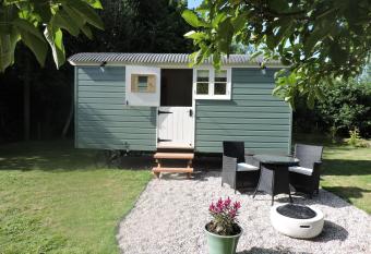 Greatwood Shepherds Hut has Balcony rooms