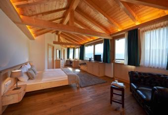 Chalet Grumer Suites&Spa has rooms with a private hot tub