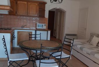 Le BELLEVUE- MARTINON has Balcony rooms