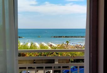 Hotel Ristorante Miramare has Balcony rooms