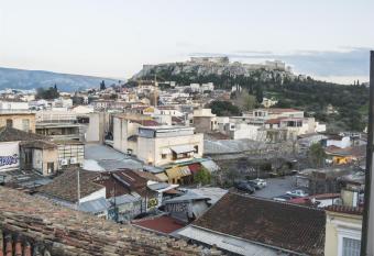 Pella Inn Hostel has Balcony rooms
