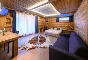 Hotel Ambrosini has Balcony rooms