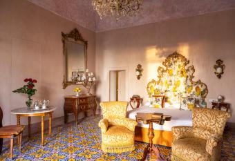 Villa De Cillis Carafa has Balcony rooms