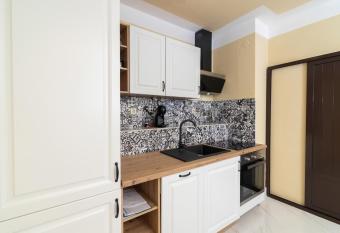 33 Ulica Nikole Juri  i  a has rooms with a private hot tub