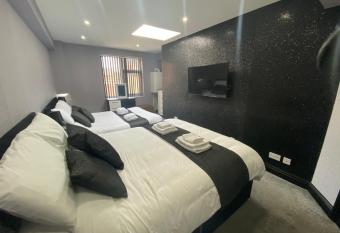 Boutique Blackpool 2 Bed Grey Apartment Sleeps 10 has Balcony rooms