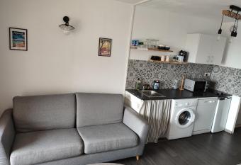 Studio 4 personnes avec vue sur le port allows 18 year olds to book a room