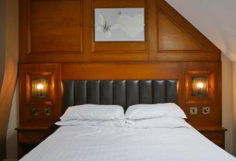 Crown & Anchor Inn allows 18 year olds to book a room