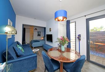 bleu nuit studio allows 18 year olds to book a room