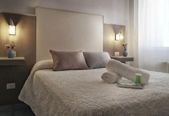 A casa di Noemi allows 18 year olds to book a room