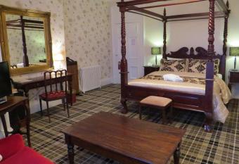 Glenesk Hotel has rooms with a private hot tub