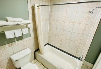 Home Place Inn and Suites-Hobby has rooms with a private hot tub