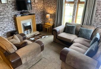 Balmaha Lodges and Apartments has rooms with a private hot tub