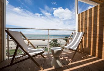 H  tel Caf   Miramar has Balcony rooms