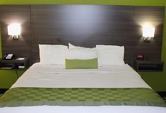 Baymont by Wyndham Springfield has rooms with a private hot tub