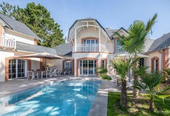 La R  verie allows 18 year olds to book a room