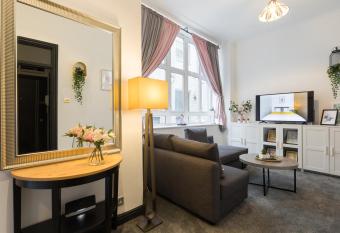 The Birmingham Manhattan - Urban Living has Balcony rooms