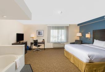 Wyndham Garden Niagara Falls Fallsview has rooms with a private hot tub