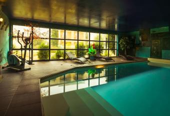 The Originals City, H  tel Le Village Proven  al, Aix-en-Provence Nord (Inter-Hotel) has Balcony rooms