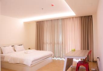 Great location!! Room next to Olympic stadium has rooms with a private hot tub