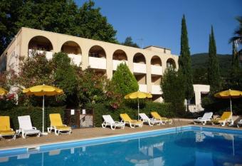 Le Roussillon has Balcony rooms
