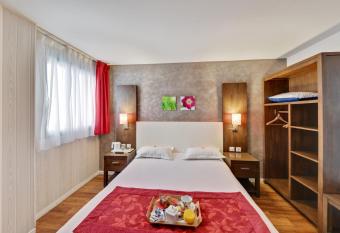 HOTEL PARIS PACIFIC VILLEJUIF- INSTITUT GUSTAVE ROUSSY et Direct PARIS allows 18 year olds to book a room