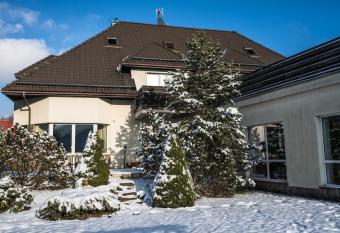 Rezydencja Marjo z basenem has rooms with a private hot tub