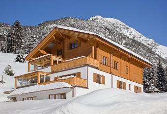 Harrys Chalet has Balcony rooms