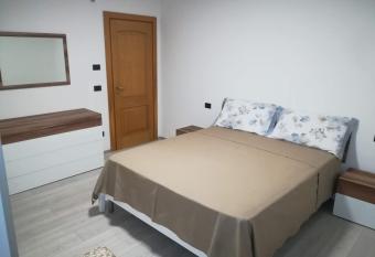 Appartamento Meridiana has rooms with a private hot tub