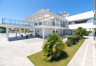 Complejo Al Sur allows 18 year olds to book a room