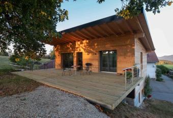 Au Chant du Vent allows 18 year olds to book a room