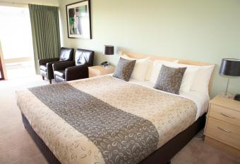 Golden Heritage Accommodation has rooms with a private hot tub